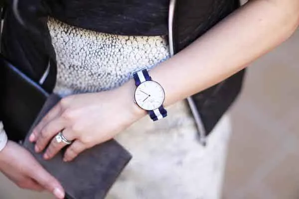 Con gái tay đen đeo đồng hồ màu gì? TOP 5 đồng hồ cho nữ tay đen vô cùng đẹp