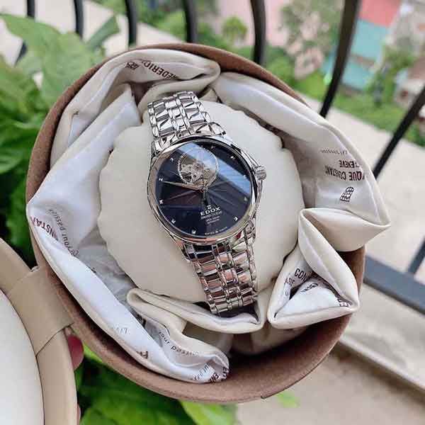 Con gái tay đen đeo đồng hồ màu gì? TOP 5 đồng hồ cho nữ tay đen vô cùng đẹp