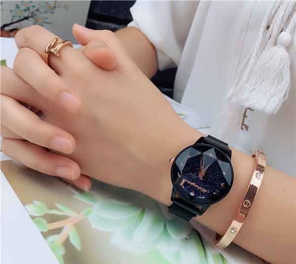 Con gái tay đen đeo đồng hồ màu gì? TOP 5 đồng hồ cho nữ tay đen vô cùng đẹp