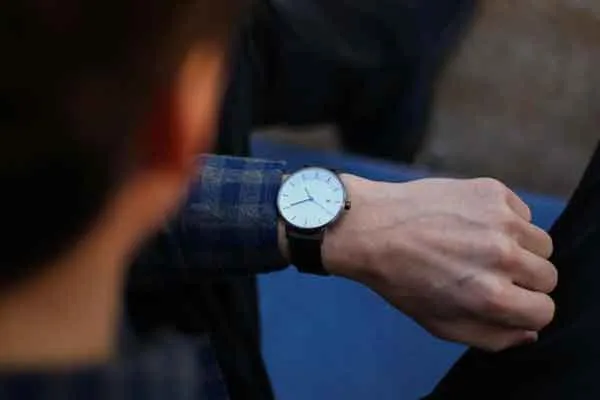 Đeo đồng hồ tay trái hay tay phải? Hướng dẫn từ chuyên gia