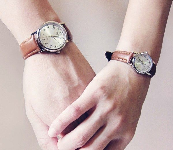 Đeo đồng hồ tay trái hay tay phải? Hướng dẫn từ chuyên gia