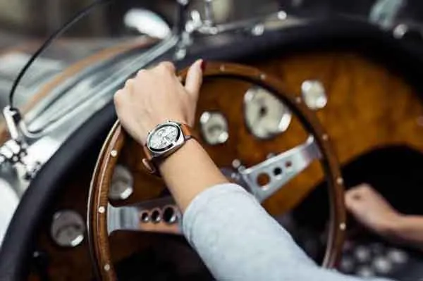 Đeo đồng hồ tay trái hay tay phải? Hướng dẫn từ chuyên gia