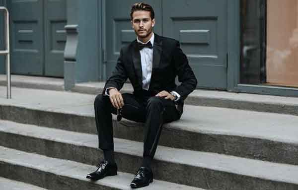 Top 7+ đôi giày thể thao màu đen dễ phối đồ, tôn dáng cho quý ông thấp béo - 18