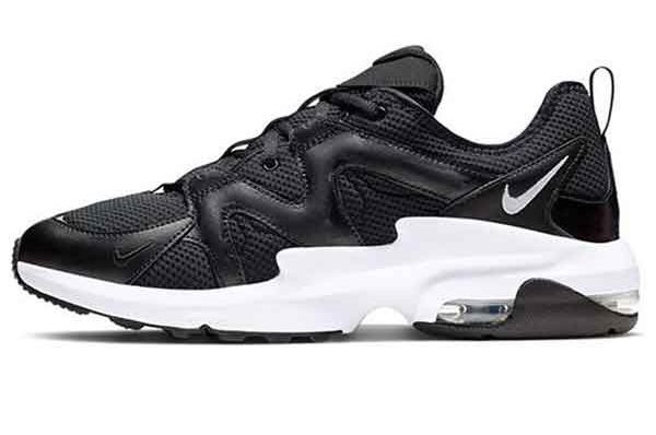 Top 7+ đôi giày thể thao màu đen dễ phối đồ, tôn dáng cho quý ông thấp béo - 11