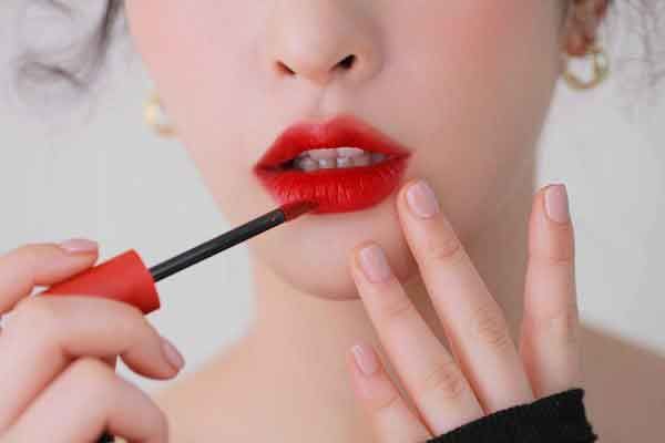 Cách đánh son cho môi dày đúng mốt