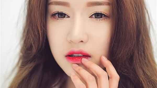 Cách đánh son cho môi dày đúng mốt