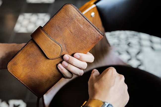 Cách chọn ví nam phong thủy hợp tuổi mệnh đem lại tài lộc