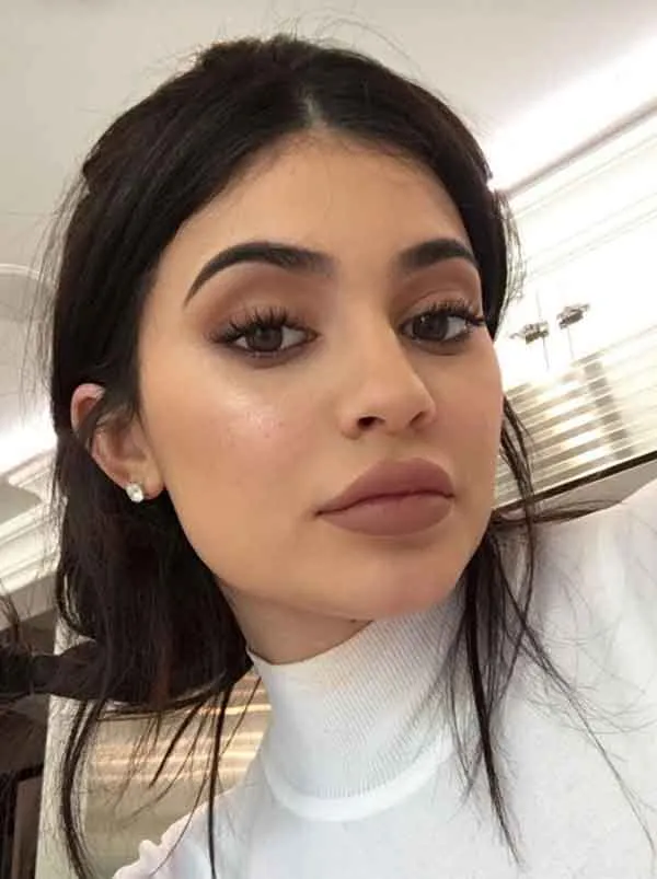 Môi dày nên đánh son màu gì? Gợi ý 7 thỏi son phù hợp với môi dày - 4