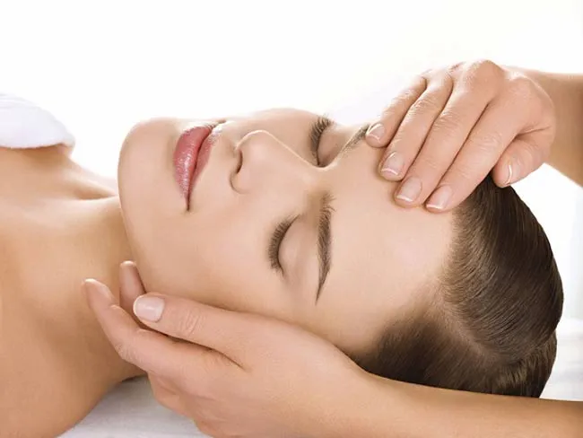 Hướng dẫn cách massage da mặt chống nhăn và chảy xệ hiệu quả tại nhà