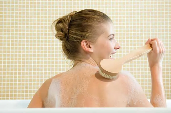 10 cách hỗ trợ làm sạch mụn lưng hiệu quả tại nhà và các loại sữa tắm giảm mụn dưỡng da được nhiều khách hàng yêu thích