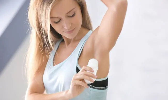 Hướng dẫn cách sử dụng lăn khử mùi thơm lâu không bị ố vàng áo