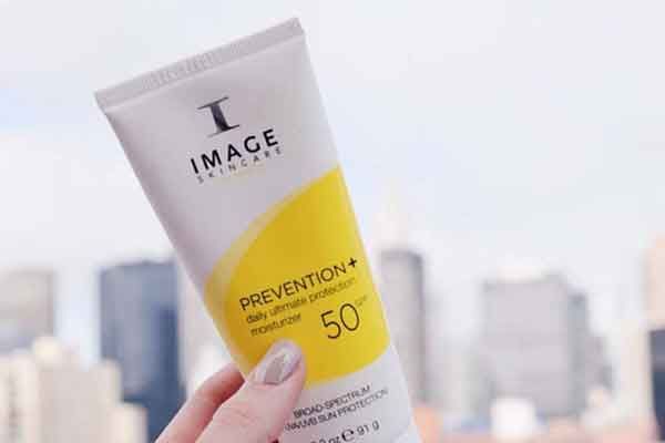 Top 13 kem chống nắng SPF 50 bảo vệ da tốt được tìm mua nhiều