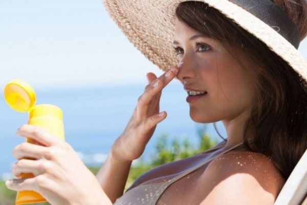 Top 13 kem chống nắng SPF 50 bảo vệ da tốt được tìm mua nhiều