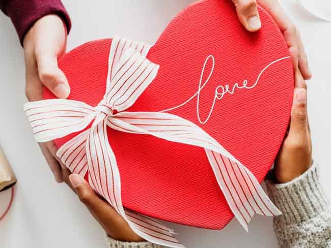 Ngày 14/3 là ngày gì? Gợi ý 15 món quà tặng Valentine Trắng ý nghĩa cho nàng và chàng