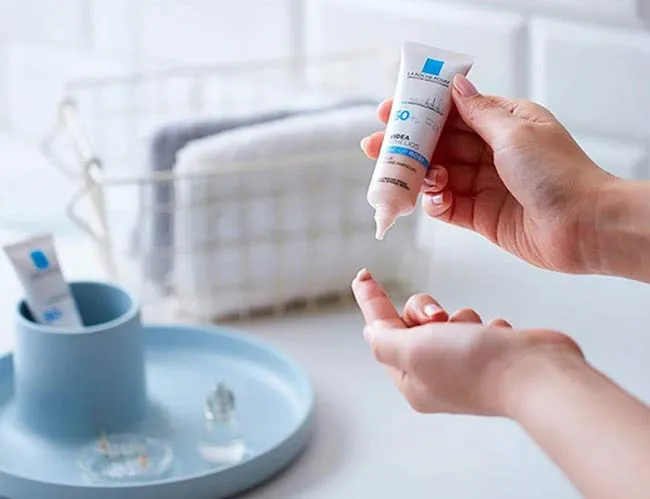 Review 16+ kem chống nắng cho da dầu mụn nhạy cảm chất lượng tốt