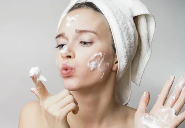 Sữa rửa mặt trắng da nào tốt? Top 9 sản phẩm nên dùng cho cả nam và nữ