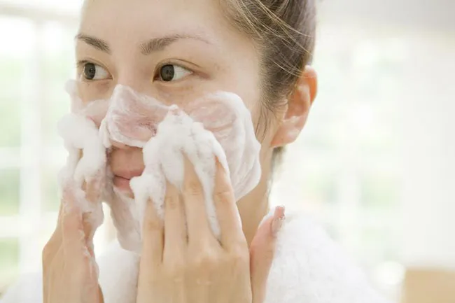 Sữa rửa mặt trắng da nào tốt? Top 9 sản phẩm nên dùng cho cả nam và nữ