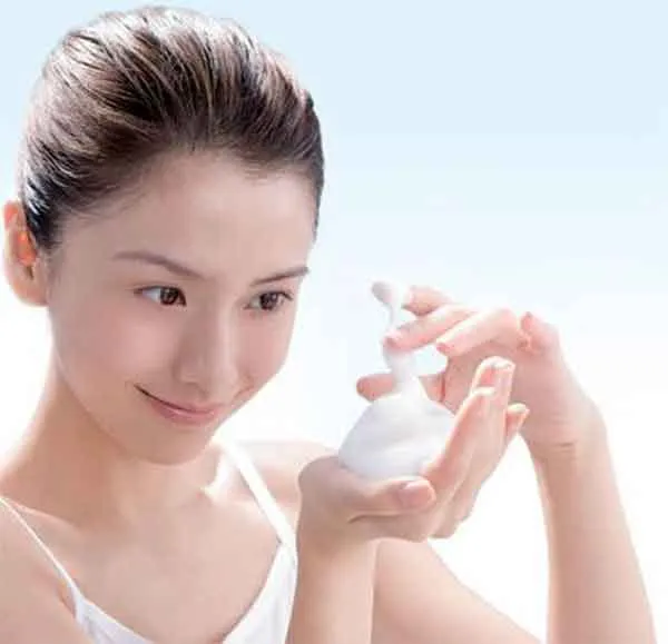 Cách rửa mặt đúng cho da mụn- Review 7 sữa rửa mặt mùa hè cho da dầu được nhiều khách hàng yêu thích