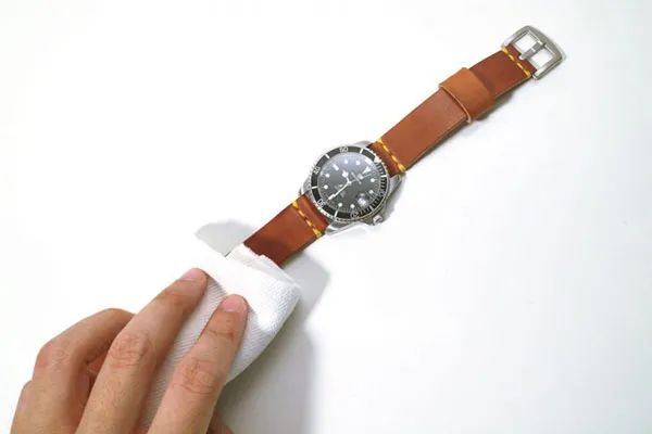 Hướng dẫn vệ sinh - khử mùi dây da đồng hồ đúng cách cho từng loại