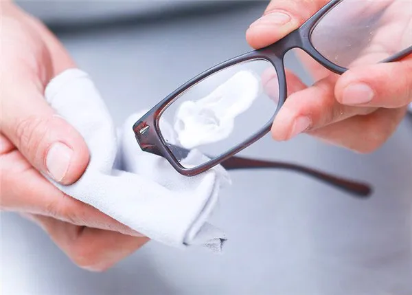 Cách vệ sinh và bảo quản kính mắt bền đẹp cho tất cả các loại