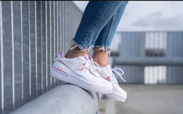 Top 15 đôi giày Nike nữ hàng hiệu màu trắng của Mỹ bán chạy