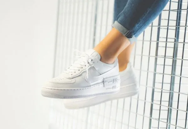 Top 15 đôi giày Nike nữ hàng hiệu màu trắng của Mỹ bán chạy