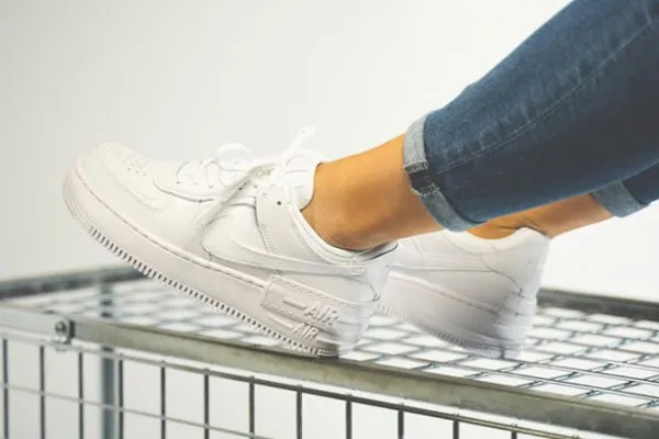 Top 15 đôi giày Nike nữ hàng hiệu màu trắng của Mỹ bán chạy