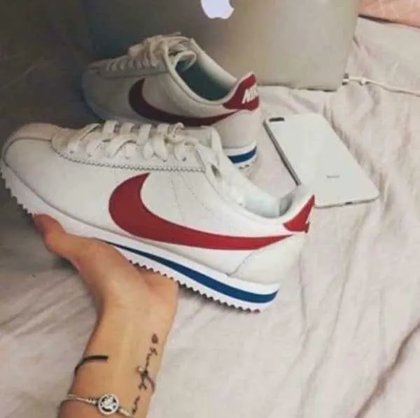Top 15 đôi giày Nike nữ hàng hiệu màu trắng của Mỹ bán chạy