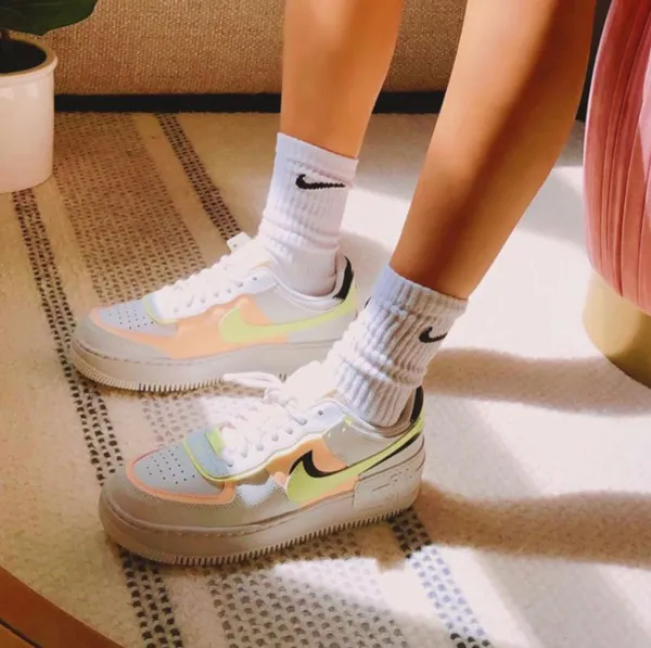 Top 15 đôi giày Nike nữ hàng hiệu màu trắng của Mỹ bán chạy