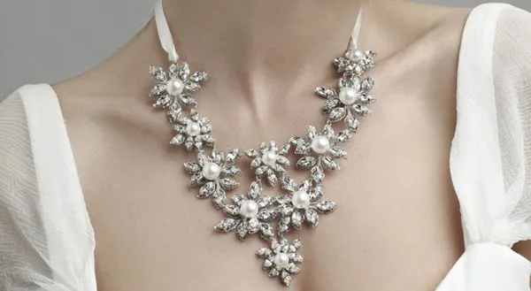 Cách kết hợp trang sức khi mặc đầm | Top 11+ phụ kiện đeo cổ vô cùng đẹp cho nàng