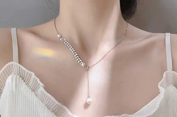 Cách kết hợp trang sức khi mặc đầm | Top 11+ phụ kiện đeo cổ vô cùng đẹp cho nàng