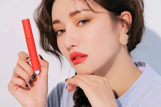 Son đỏ san hô hợp với màu da nào? Top 5 thỏi son màu đỏ san hô vô cùng đẹp