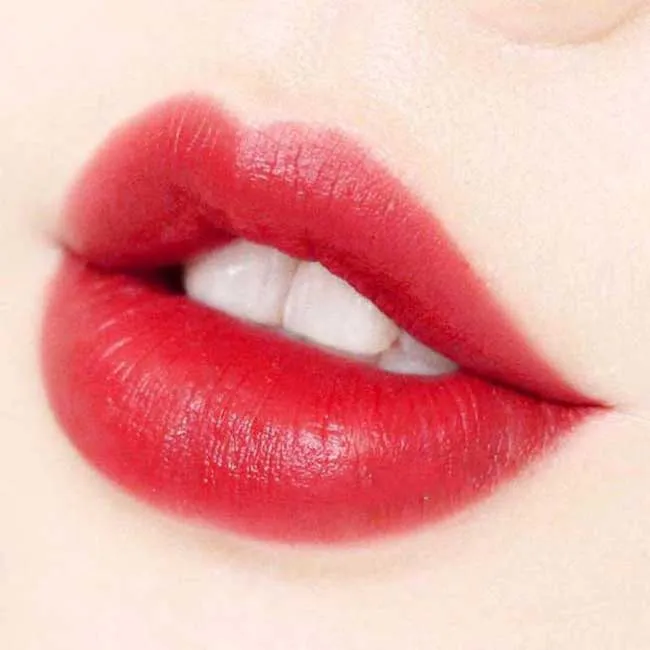 Son đỏ san hô hợp với màu da nào? Top 5 thỏi son màu đỏ san hô vô cùng đẹp