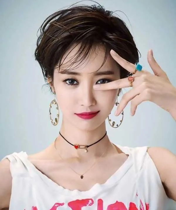 Tóc ngắn đeo khuyên tai gì? Gợi ý 21 khuyên tai cho nàng tóc ngắn vô cùng chất