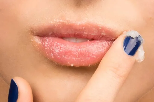 12 cách làm môi đỏ hồng tự nhiên không cần son đơn giản tại nhà - 16