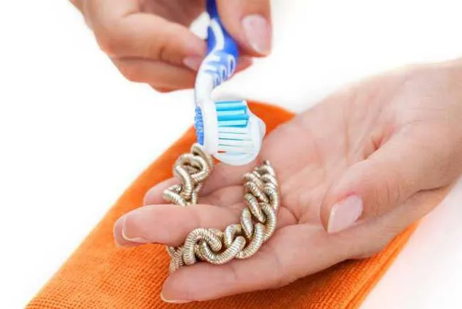 10 cách làm sạch sáng bóng đồ trang sức đơn giản tại nhà