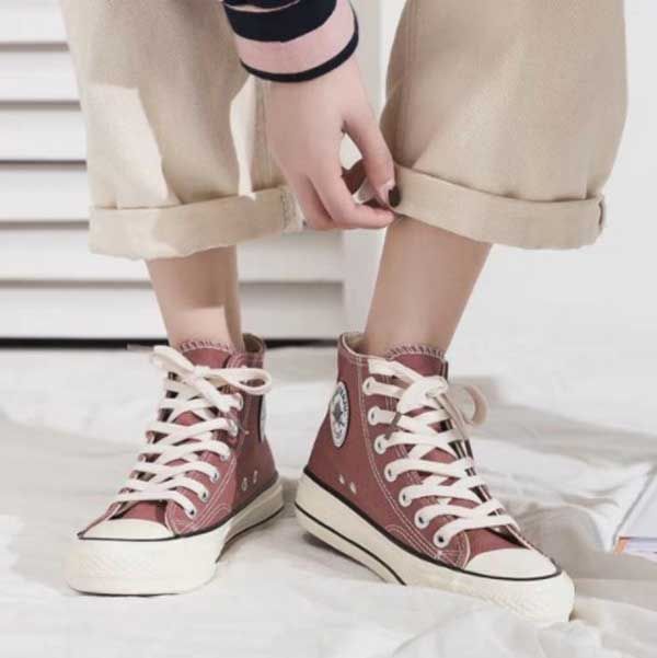 Những cách buộc dây giày Converse cổ cao rất đơn giản