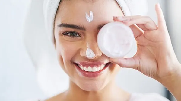 Da khô nên tẩy tế bào chết không? Review 3 kem/gel tẩy tế bào chết da khô nên dùng