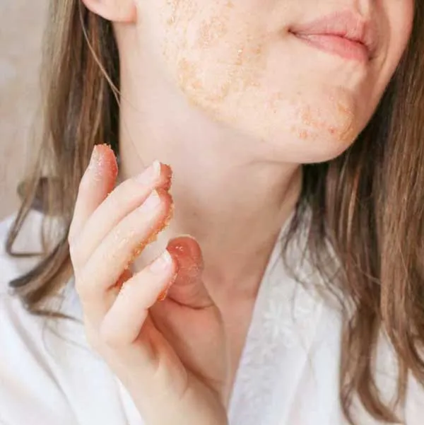 Da khô nên tẩy tế bào chết không? Review 3 kem/gel tẩy tế bào chết da khô nên dùng
