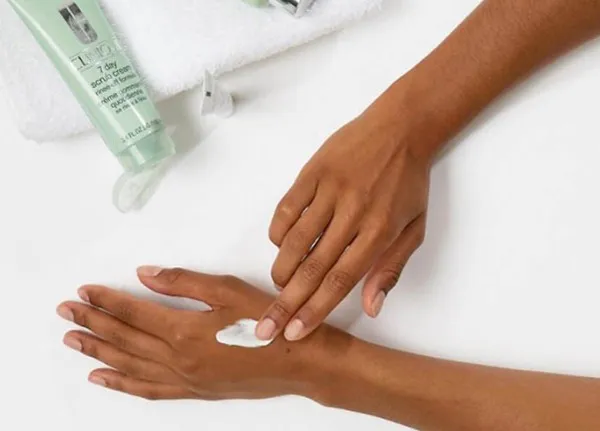 Da khô nên tẩy tế bào chết không? Review 3 kem/gel tẩy tế bào chết da khô nên dùng
