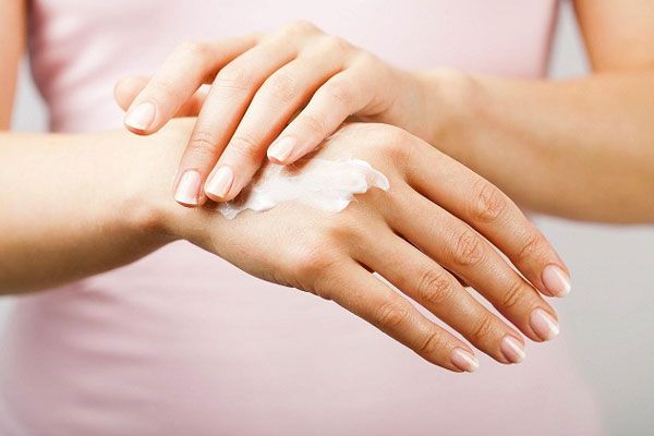 Da khô là gì? Dấu hiệu nhận biết và cách chọn mỹ phẩm cho da khô uy tín