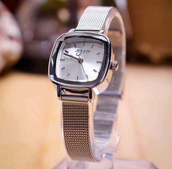 Top 9 mẫu đồng hồ nữ mặt vuông cao cấp giá tốt cho quý cô sành điệu - 4