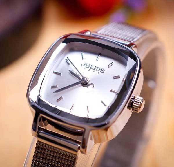 Top 9 mẫu đồng hồ nữ mặt vuông cao cấp giá tốt cho quý cô sành điệu - 5