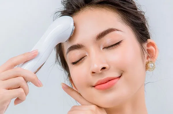Máy massage ion đẩy tinh chất là gì? Review 7 máy đẩy tinh chất thấm sâu vào da
