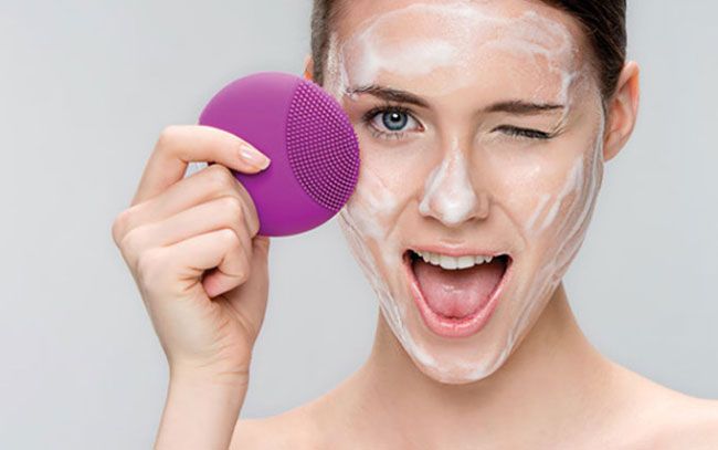 So sánh máy rửa mặt Foreo và Juvera - Máy nào sạch và tốt hơn?