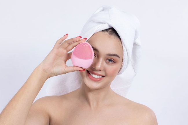 So sánh máy rửa mặt Foreo và Juvera - Máy nào sạch và tốt hơn?
