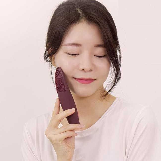 So sánh máy rửa mặt Foreo và Juvera - Máy nào sạch và tốt hơn?