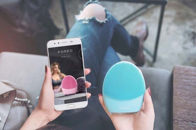 So sánh máy rửa mặt Foreo và Juvera - Máy nào sạch và tốt hơn?