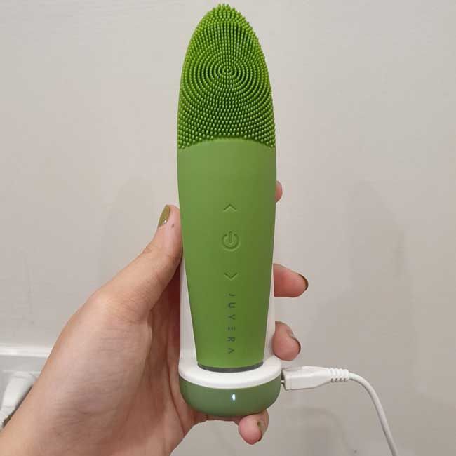 So sánh máy rửa mặt Foreo và Juvera - Máy nào sạch và tốt hơn?