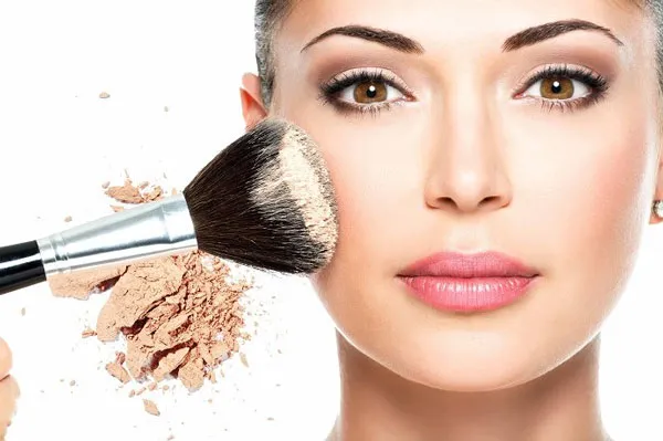 Phấn nền và phấn phủ khác nhau ở điểm nào? Nên dùng loại nào?